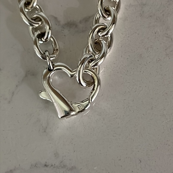 Super Cute Lightweight Bracelet With Heart Clasp - Picture 6 of 6